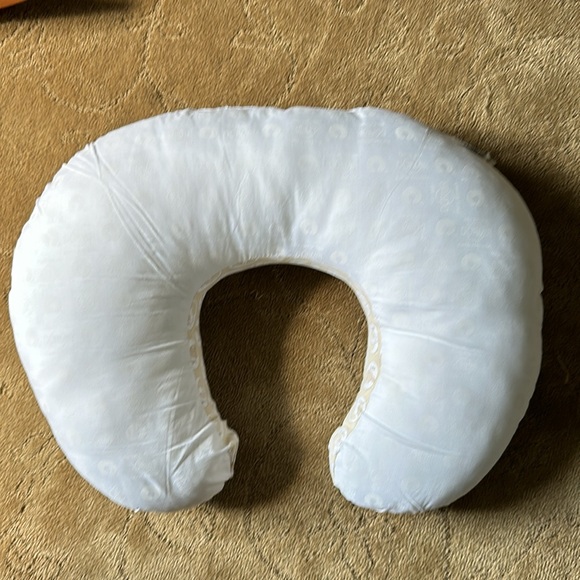 Boppy Nursing Pillow original w/ floral cover + waterproof cover (3pc) - Picture 4 of 10